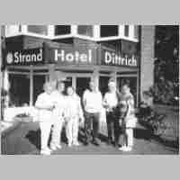 592-1204 Treffen Deutsch-Ordens-Schule 2001. Eine Gruppe der ehemaligen Sextaner vor dem Hotel in.jpg